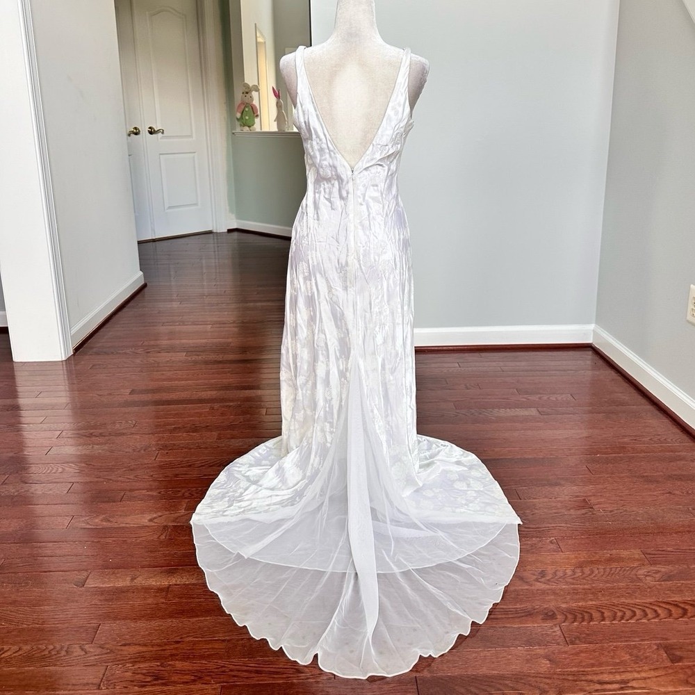 ZUM ZUM by Niki Livas White Embossed Romantic Floral Rose Plunge Gown Dress - Picture 2 of 12